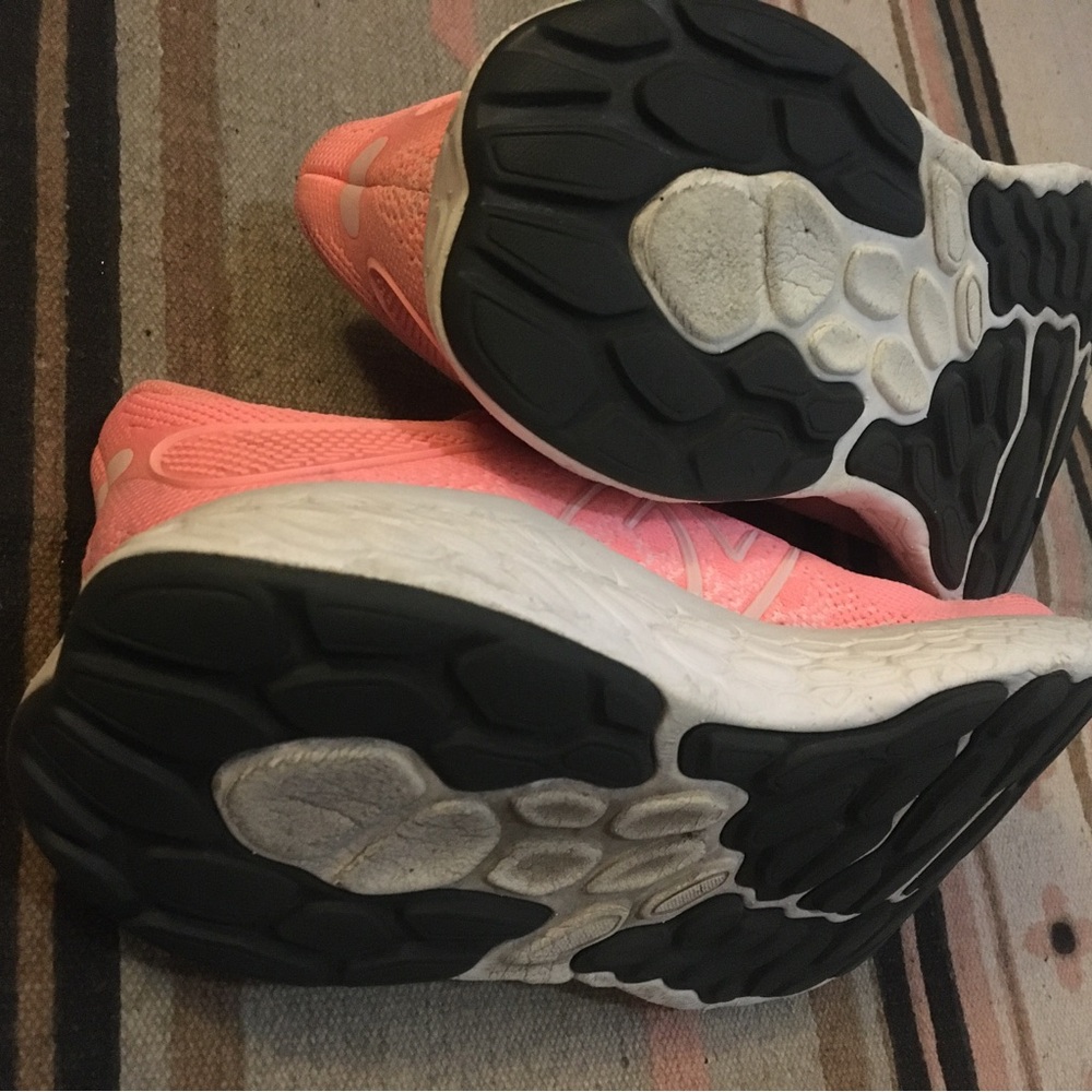 New Balance women’s 7.5 Fresh Foam 1080 Pink & White NB sneakers athletic GUC - Picture 9 of 12